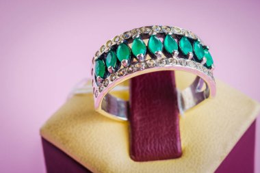 Güzel gümüş yüzük yakın