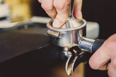 barmen bir kahve makinesi kahve hazırlar