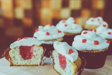 bir tepsi üzerinde pek çok güzel pastalar