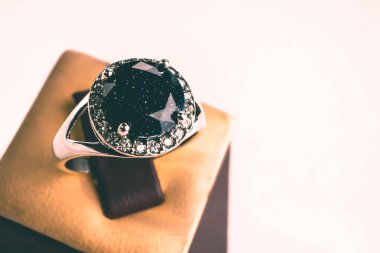 Güzel gümüş yüzük yakın