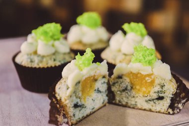 bir tepsi üzerinde pek çok güzel pastalar