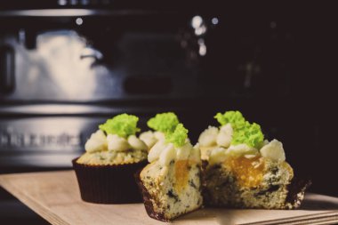 peynir ve salata ile cupcakes