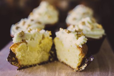 bir tepsi üzerinde pek çok güzel pastalar