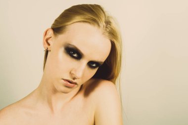 Makyaj yeşil gölgeler ile