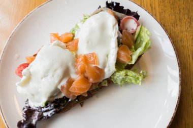 Ekmek te somon ile haşlanmış yumurta