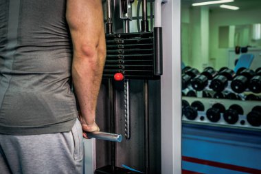 Spor salonunda vücut geliştirmeci
