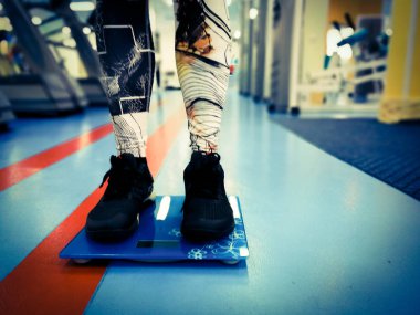 spor salonunda terazi üzerinde ayaklar