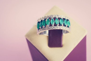 Güzel gümüş yüzük yakın