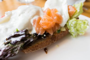 Ekmek te somon ile haşlanmış yumurta