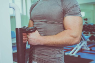 Spor salonunda vücut geliştirmeci