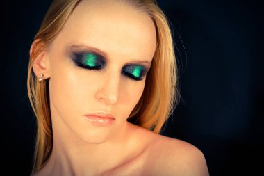 Yeşil gölgeli göz makyajı