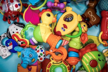 Çocukların oyuncakları çok renkli bir arka plan üzerinde