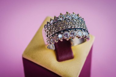 Güzel gümüş yüzük yakın