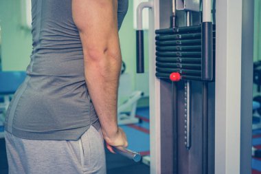 Spor salonunda vücut geliştirmeci