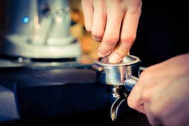 barmen bir kahve makinesi kahve hazırlar