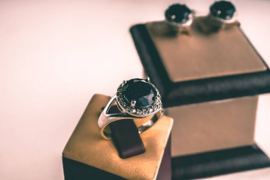 Güzel gümüş yüzük yakın