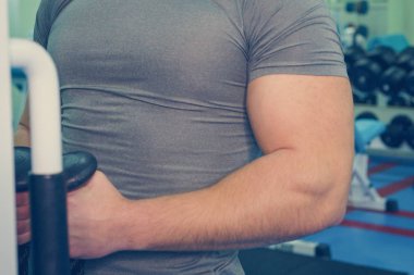 Spor salonunda vücut geliştirmeci