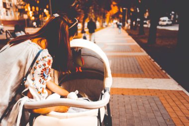 Anne üzerinde bir bebek arabası