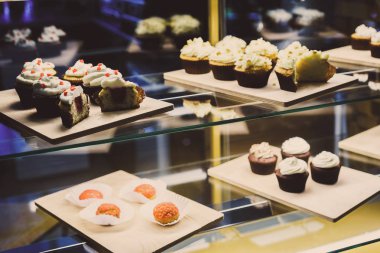 bir tepsi üzerinde pek çok güzel pastalar