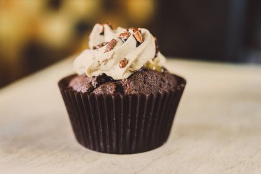 bir tepsi üzerinde pek çok güzel pastalar