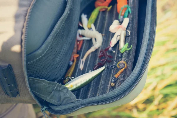 Fisherman uses fishing tackle — Stock Photo, Image