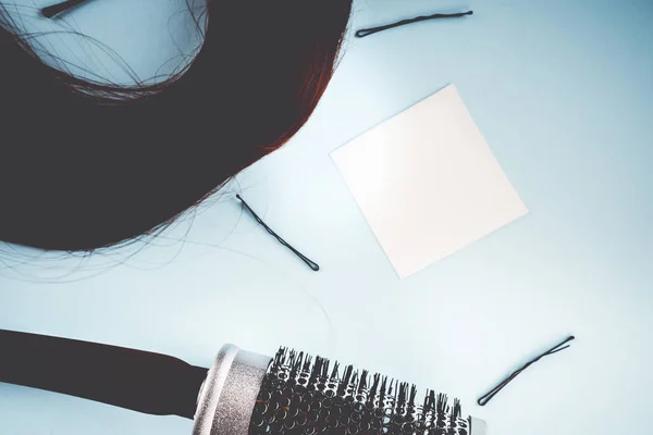 Концепция парикмахера: ложные волосы и шпильки — стоковое фото
