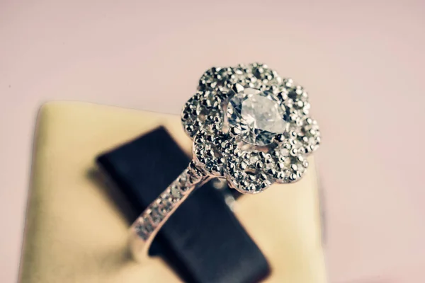 Hermoso anillo con piedras — Foto de Stock