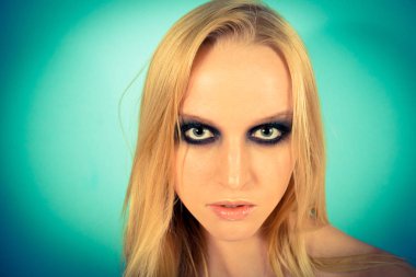 Yeşil gölgeli göz makyajı