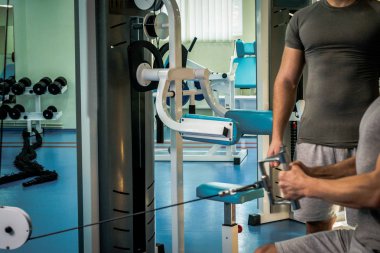 Spor salonunda vücut geliştirmeci