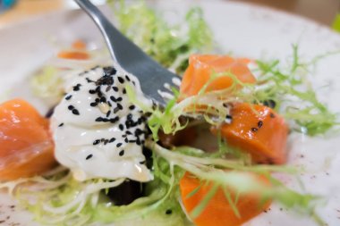 Somon ve peynirli salata