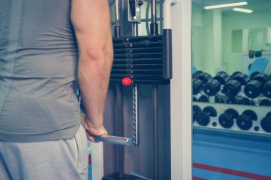 Spor salonunda vücut geliştirmeci