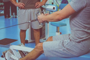 Spor salonunda vücut geliştirmeci