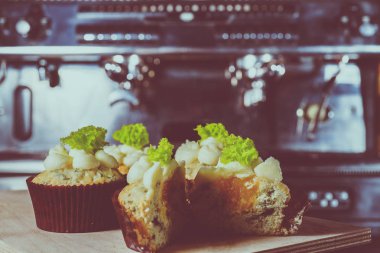 bir tepsi üzerinde pek çok güzel pastalar