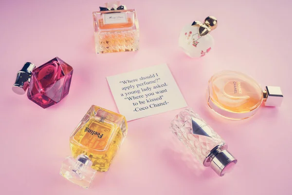 Jarros com perfume em um fundo rosa — Fotografia de Stock