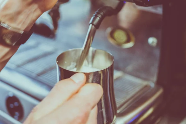 Uma máquina de café derrama leite — Fotografia de Stock