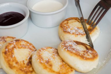 Bir tabakta kahvaltı için Cheesecakes