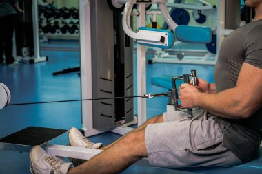 Spor salonunda vücut geliştirmeci