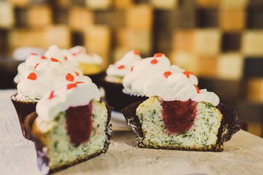 bir tepsi üzerinde pek çok güzel pastalar