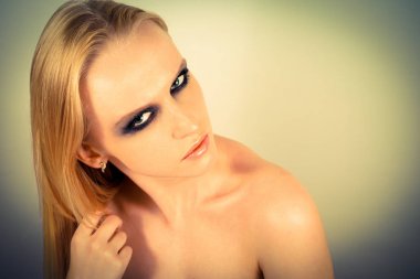 Makyaj yeşil gölgeler ile