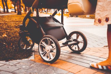 Anne üzerinde bir bebek arabası