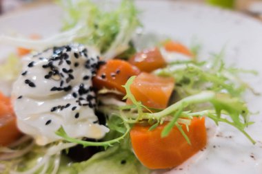 Somon ve peynirli salata