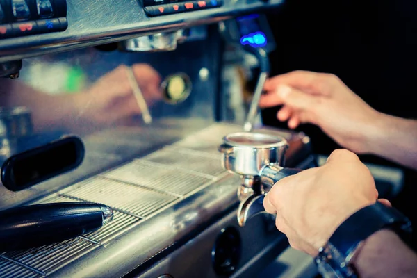 Barmen bir kahve makinesi kahve hazırlar — Stok fotoğraf