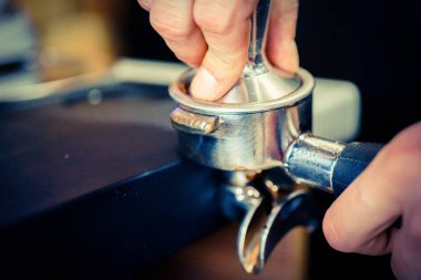 barmen bir kahve makinesi kahve hazırlar