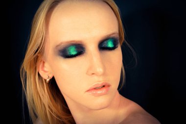 Yeşil gölgeli göz makyajı