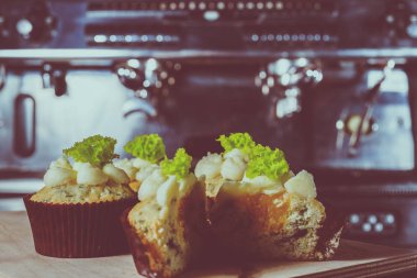 bir tepsi üzerinde pek çok güzel pastalar