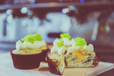 Kahve makinesi ve kafede capkake