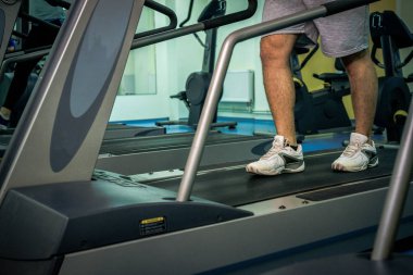 Spor salonunda vücut geliştirmeci