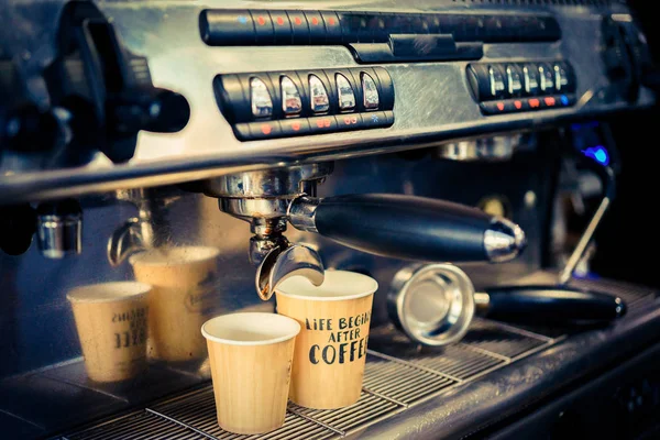 Kaffee wird in einer Kaffeemaschine zubereitet — Stockfoto
