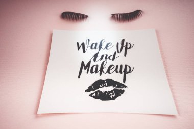 Pembe bir arka plan üzerinde çeşitli makyaj ürünleri