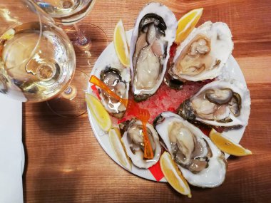 İstiridye masada şarap ile